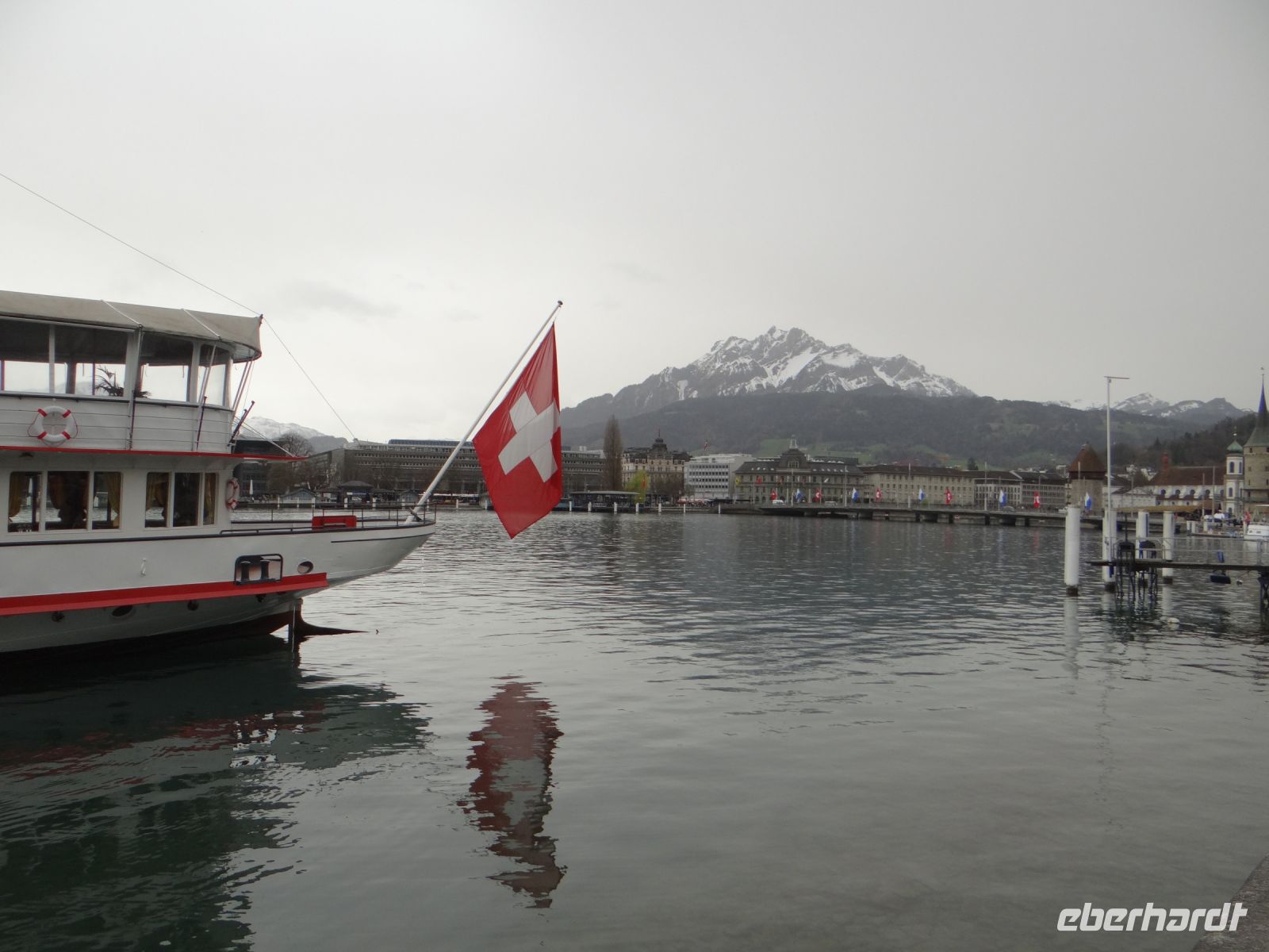 Drei Ikonen der Schweiz: der Vierwaldstätter See, der Pilatus und die Schweizer Fahne.