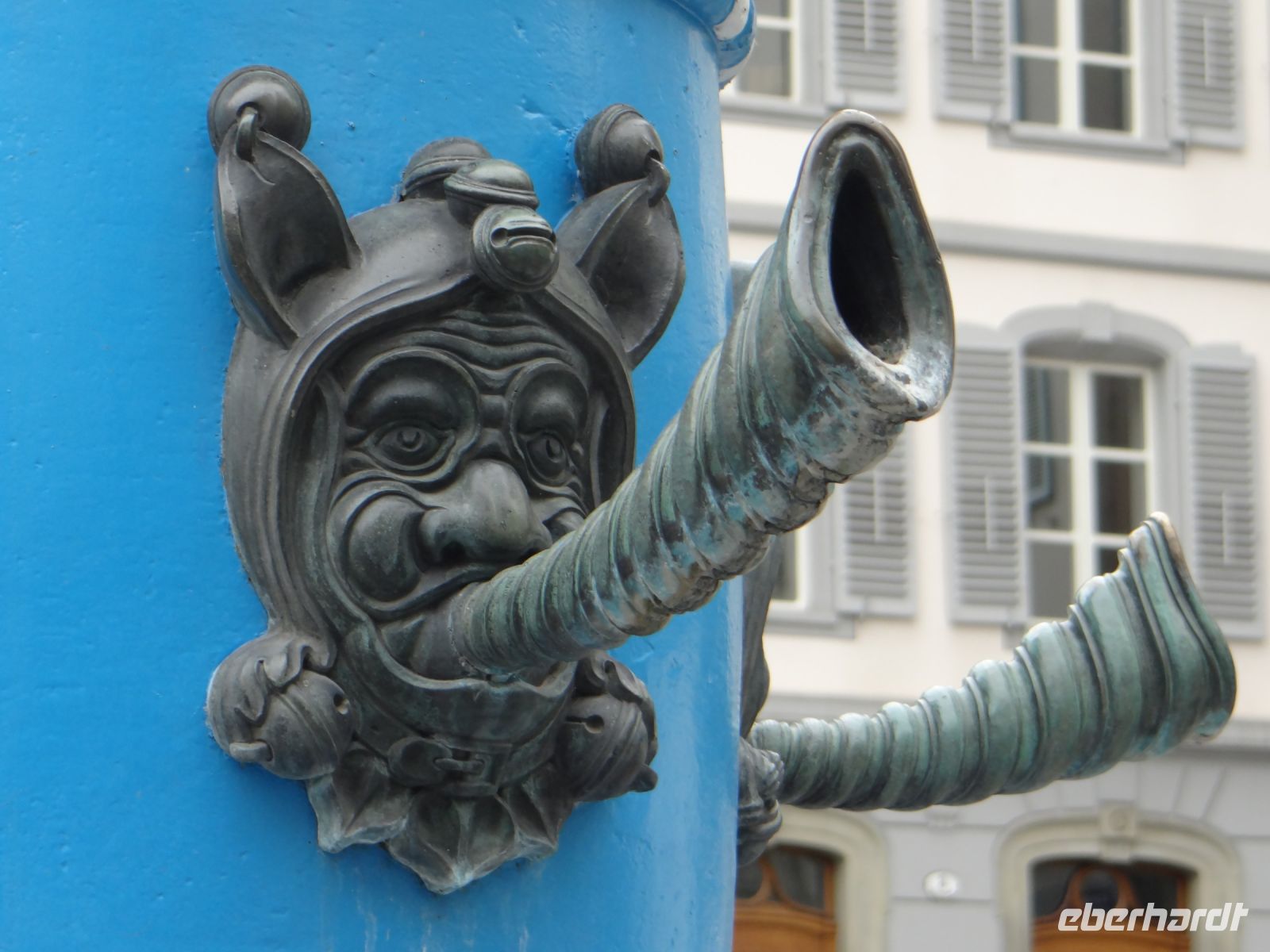 Luzern, der Fritschibrunnen steht einmal im Jahr im Mittelpunkt – am „Schmotzige Donnschtig“, wenn ihn frühmorgens der legendäre „Bruder Fritschi“ mit seinem Gefolge besteigt.