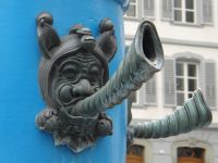 Luzern, der Fritschibrunnen steht einmal im Jahr im Mittelpunkt – am „Schmotzige Donnschtig“, wenn ihn frühmorgens der legendäre „Bruder Fritschi“ mit seinem Gefolge besteigt.