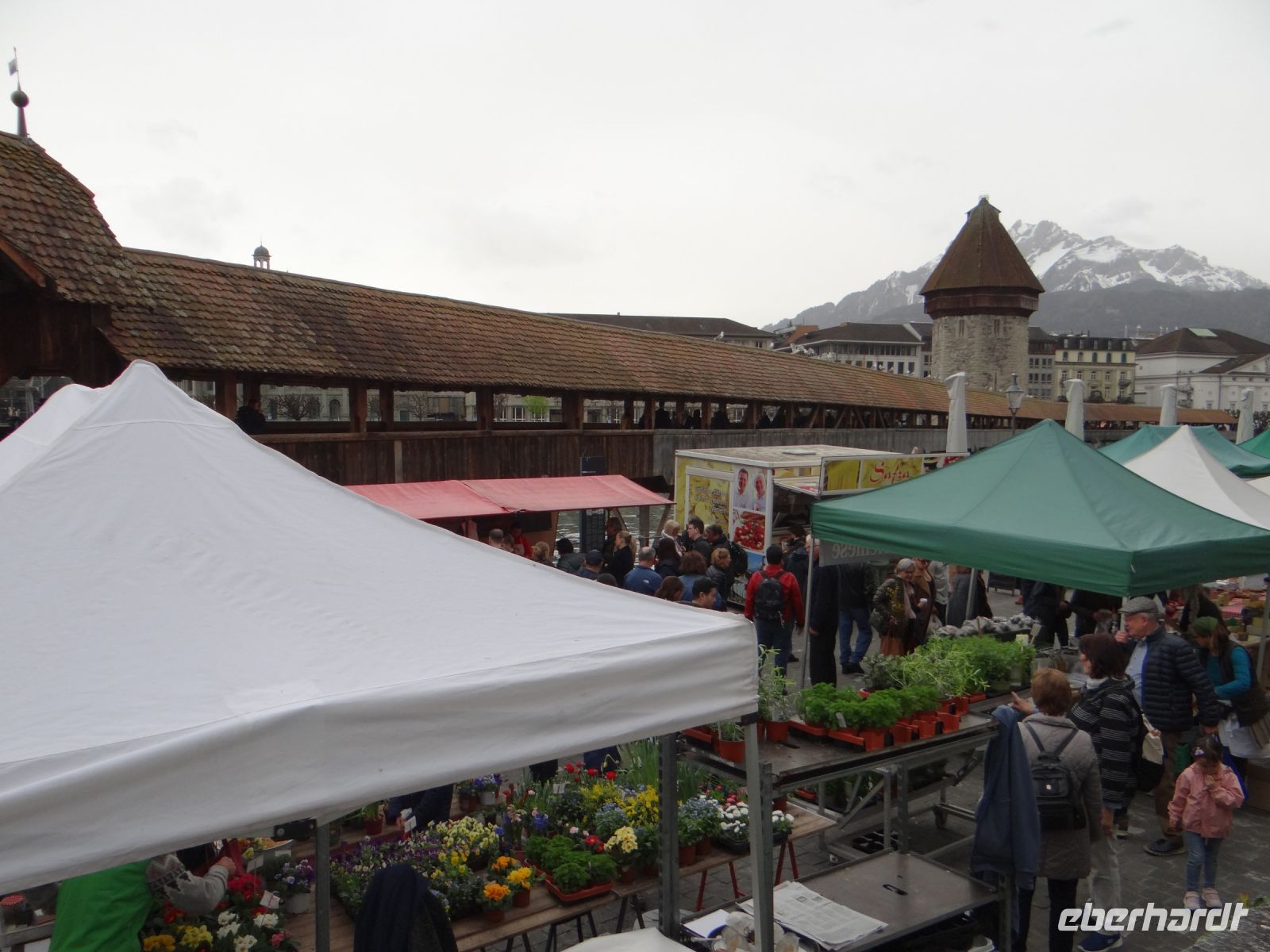 Luzern, die Kapellbrücke zieht sich über das Flüsschen Reuss.