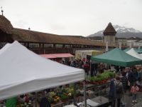 Luzern, die Kapellbrücke zieht sich über das Flüsschen Reuss.