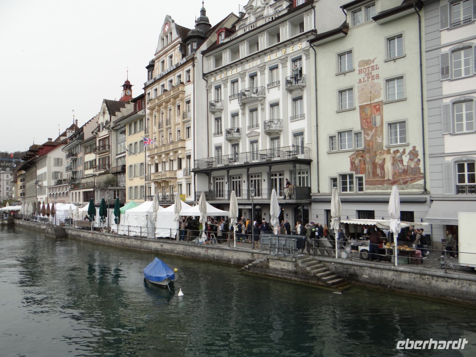 Luzern, schöne Häuser säumen das Ufer der Reuss.