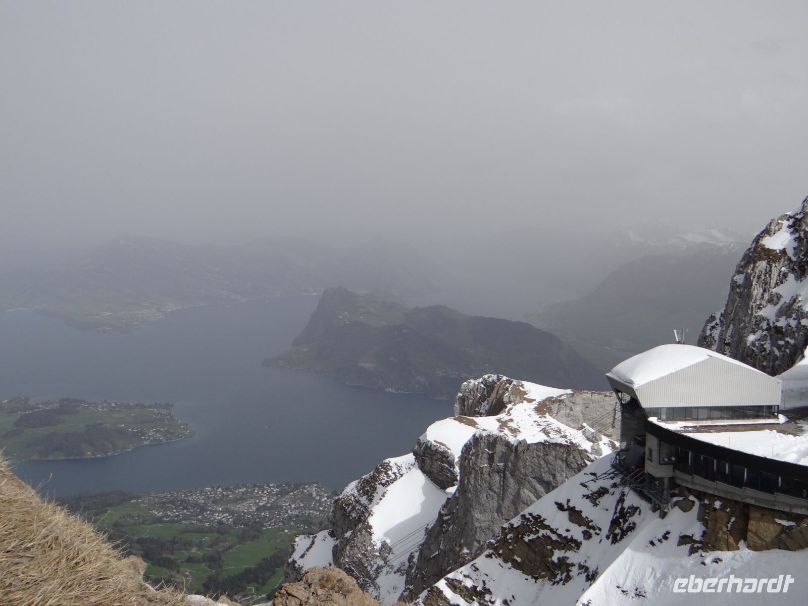 Pilatus, es klart auf, der Bürgenstock mit seiner markanten Nase zeichnet sich ab.