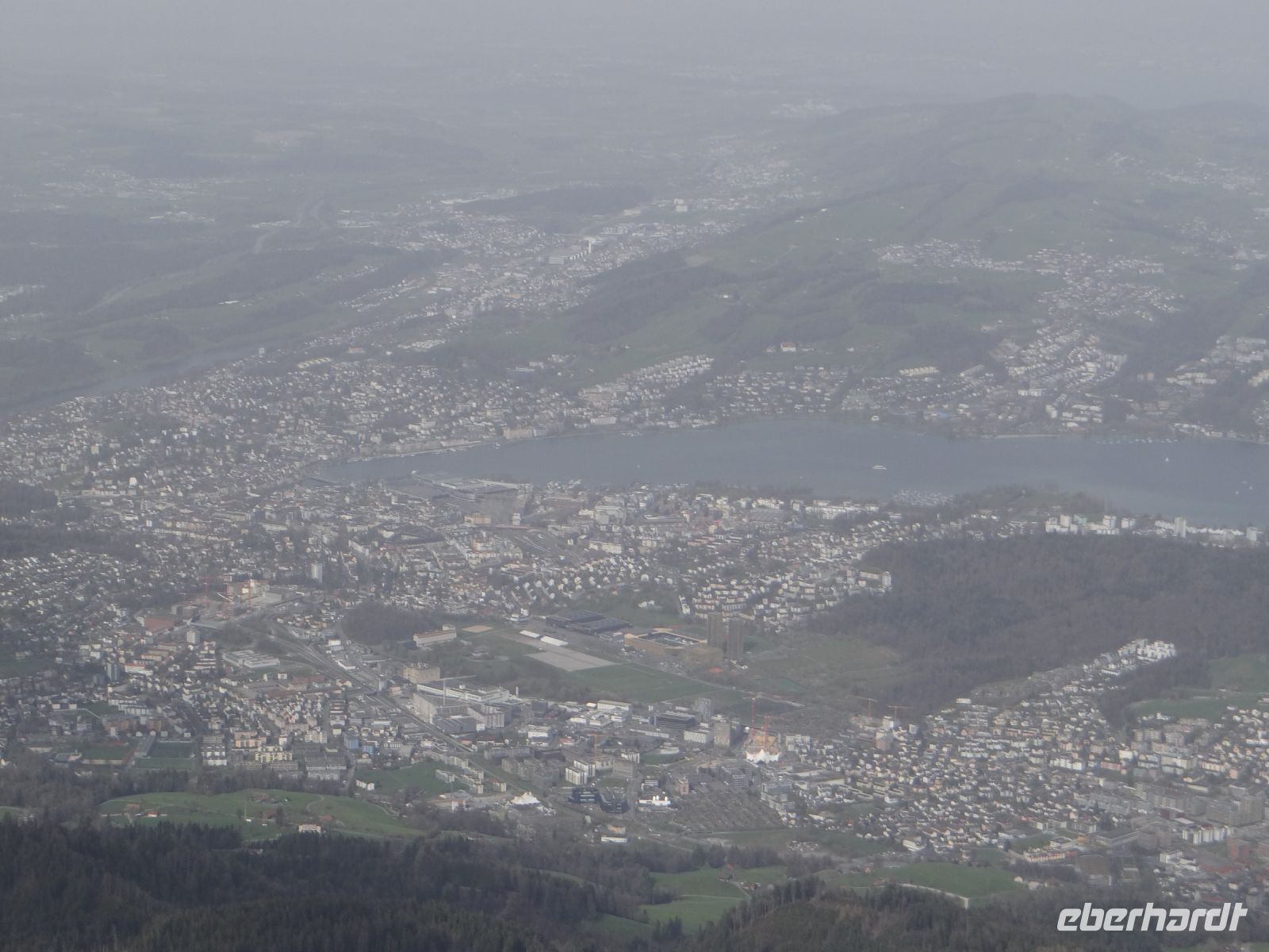Pilatus, Luzern am Vierwaldstätter See. Mit dem Fernglas erkannt man die Kapellbrücke. 