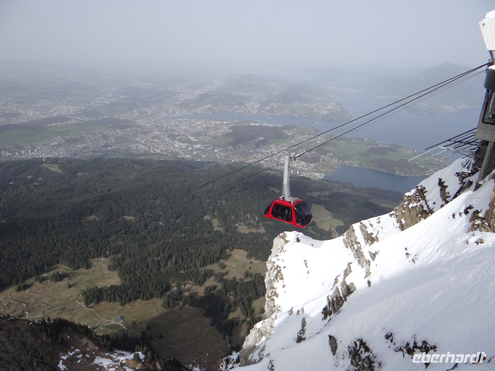 Pilatus, mit der Gondelbahn wird die zweite Etappe auf den Berg überwunden.