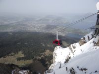 Pilatus, mit der Gondelbahn wird die zweite Etappe auf den Berg überwunden.