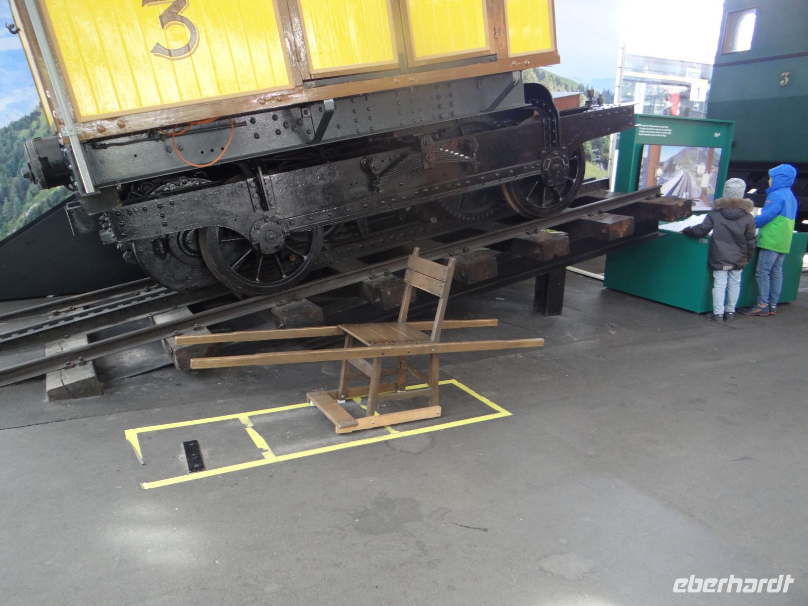 Luzern, Verkehrshaus, auch in einer Sänfte konnte man den Gotthardpass überqueren.