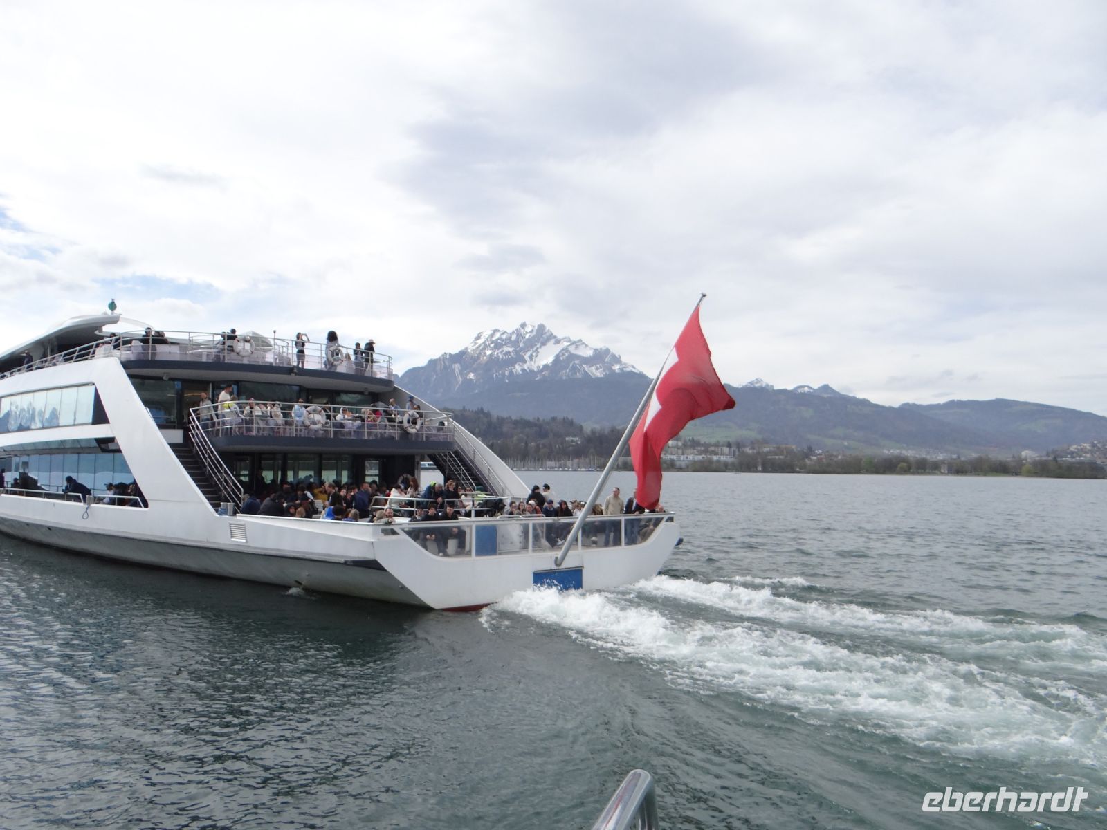 Luzern, Vierwaldstättersee, genug geschaut, nun geht es für einige Gäste aufs Schiff anstatt in die Schiffshalle des Museums. 