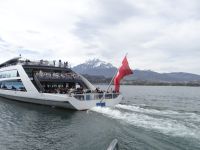 Luzern, Vierwaldstättersee, genug geschaut, nun geht es für einige Gäste aufs Schiff anstatt in die Schiffshalle des Museums. 