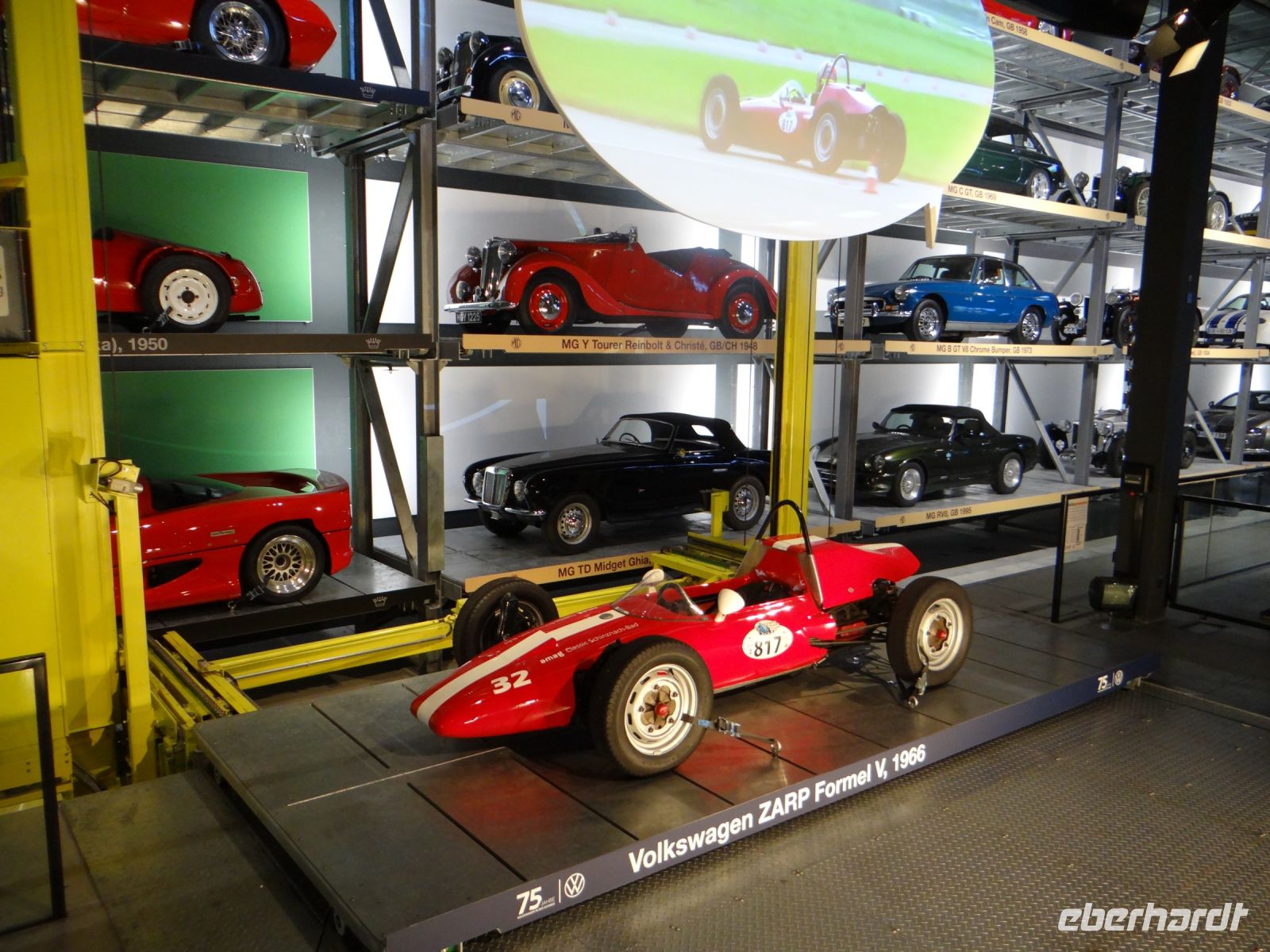 Luzern, Verkehrshaus, in der Autohalle kann man sich einzelne Fahrzeuge vorführen lassen. Von einer riesigen Stellage werden sie genommen.