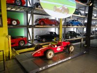 Luzern, Verkehrshaus, in der Autohalle kann man sich einzelne Fahrzeuge vorführen lassen. Von einer riesigen Stellage werden sie genommen.