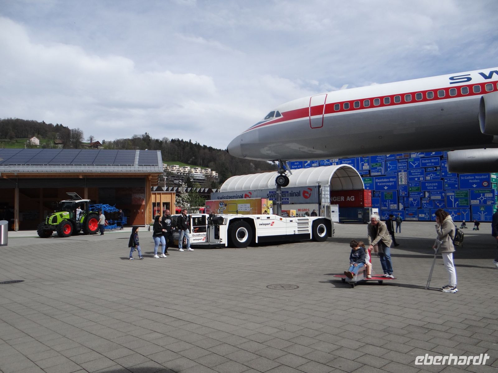 Luzern, Verkehrshaus, das Flugzeug passt nicht in die Halle und steht draußen.