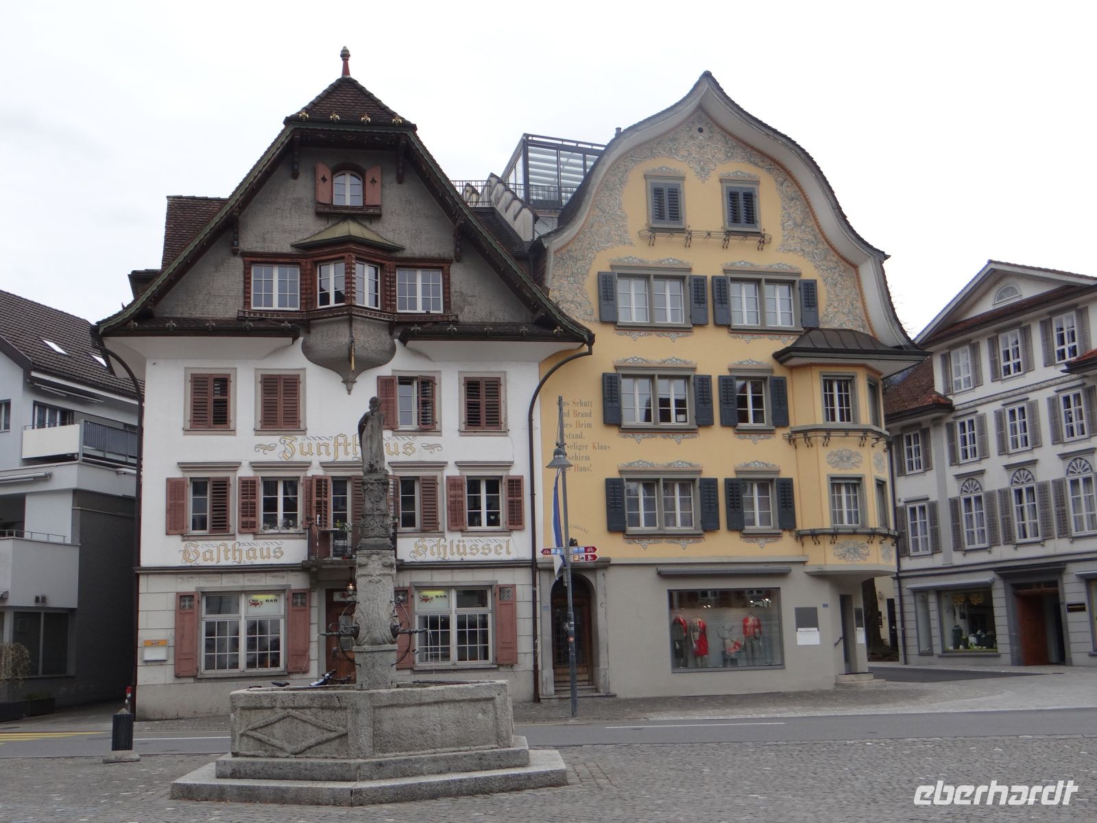Sarnen, schmucke Häuser am Markt. Das Brunnenwasser ist überall trinkbar in der Schweiz.