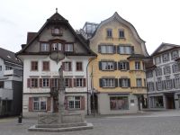 Sarnen, schmucke Häuser am Markt. Das Brunnenwasser ist überall trinkbar in der Schweiz.