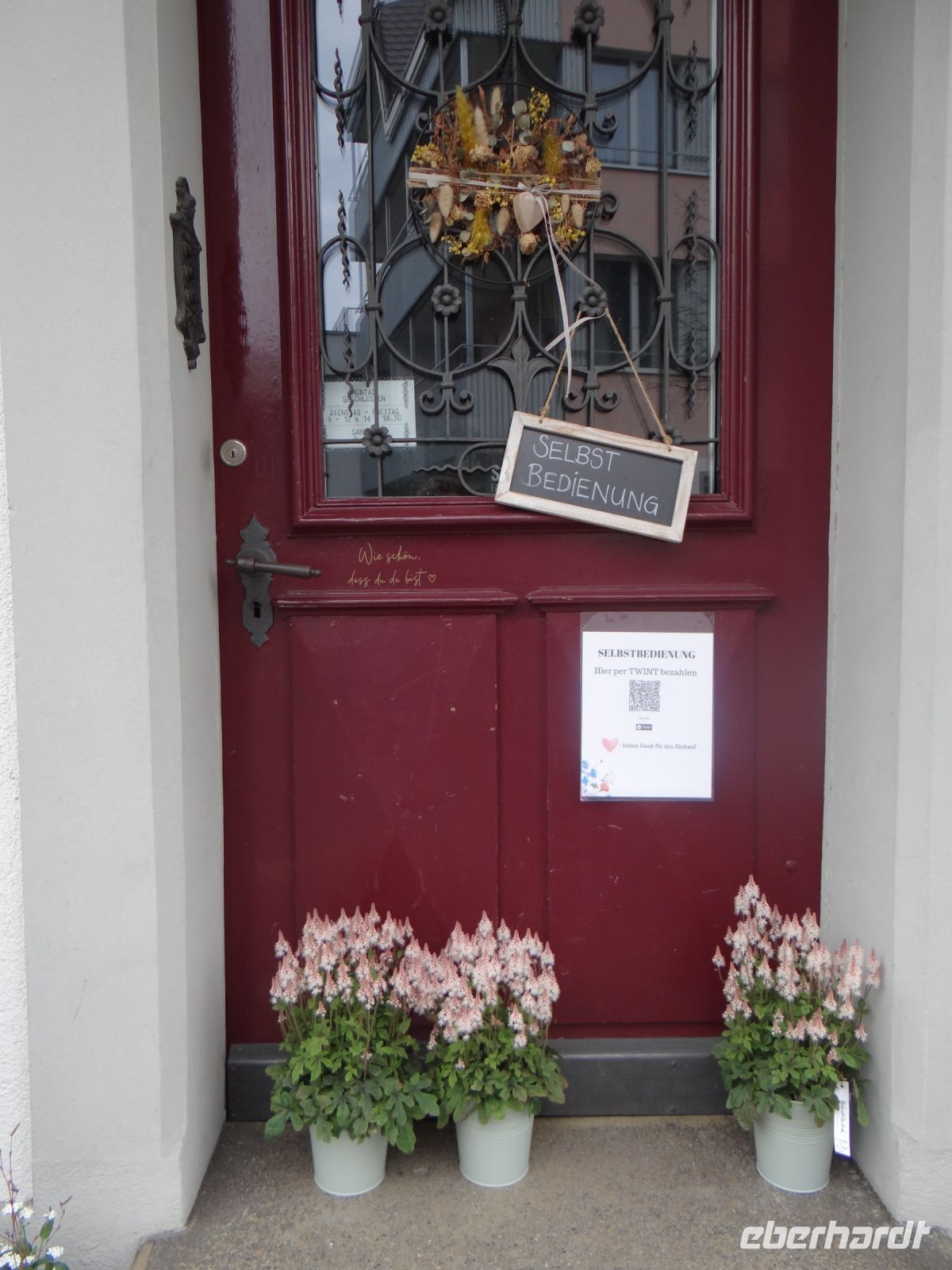 Sarnen, der Blumenladen hat zu Ostern geschlossen, doch man lässt die Kunden nicht im Stich und stellt seine Ware vor die Tür.