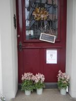 Sarnen, der Blumenladen hat zu Ostern geschlossen, doch man lässt die Kunden nicht im Stich und stellt seine Ware vor die Tür.