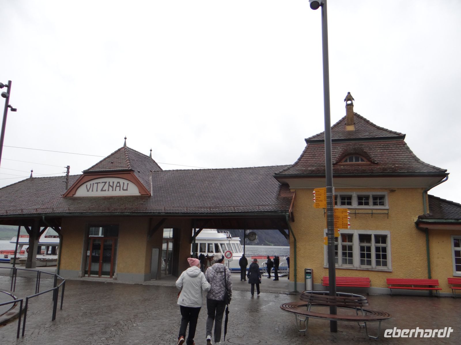 Vitznau, an der Talstation kann man sogleich aufs Schiff umsteigen, zurück nach Luzern.