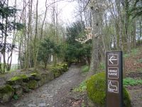 Küssnacht, „Durch diese hohle Gasse muss er kommen.“, nämlich Landvogt Gessler, den Wilhelm Tell hier zur Strecke bringt. 