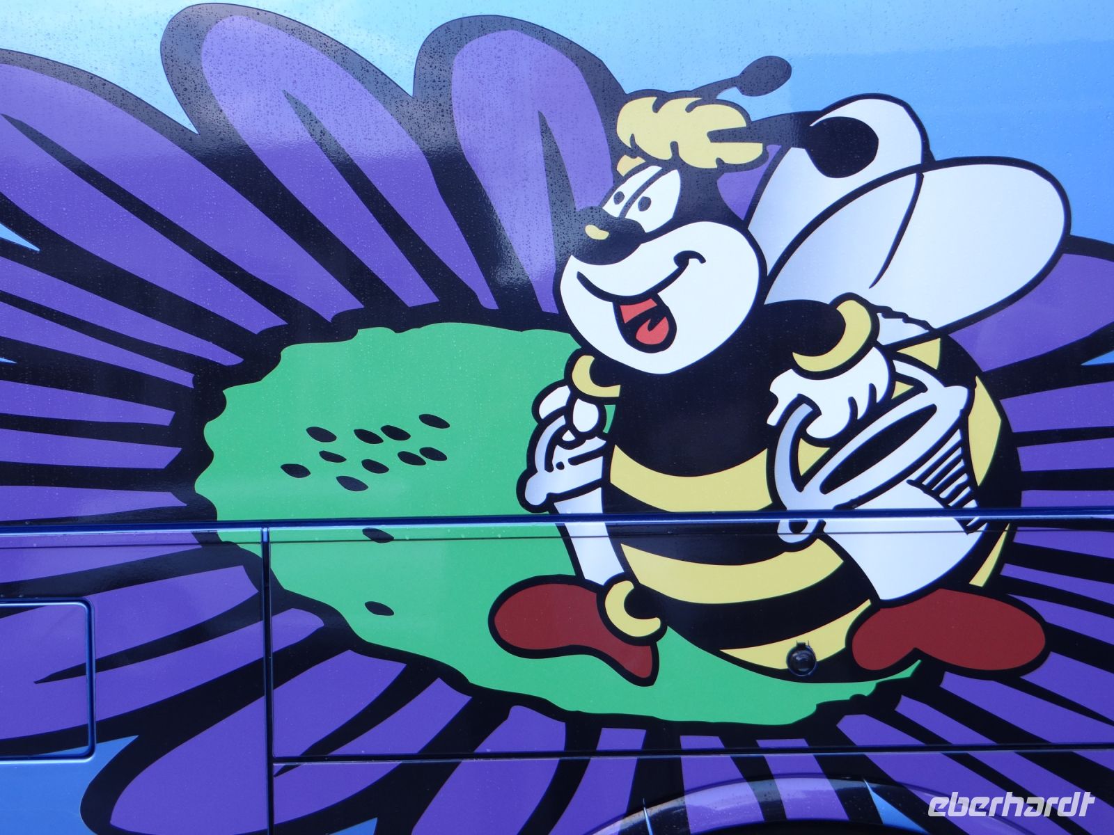 Die fröhlichen Bienen auf unserem Bus....