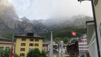 221 Leukerbad - Dorfplatz Blick zur Gemmi