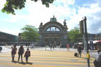 Das Portal vor dem Bahnhof