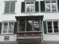 St. Gallen ist durch Textilien und Stickereien wohlhabend geworden, was sich in den Erkern ausdrückt.