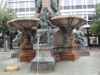 St. Gallen, der zuverlässigen Wasserversorgung aus dem Bodensee wurde mit dem Brunnen ein Denkmal gesetzt.