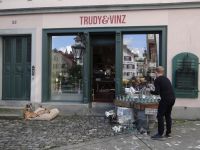 St. Gallen, auch die Ladeninhaber sind bei dem schönen Wetter geschäftig. 