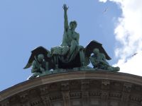 Luzern, alter Bahnhofseingang, die Skulptur erinnert an den Bau des Gotthardtunnels 1872-1882.
