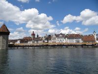 Luzern, die Kapellbrücke überspannt die Reuss.