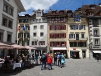 Wir freuen uns am schönen Wetter, das wir bei der Stadtbesichtigung haben.