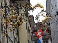 Luzern, die Hauszeichen stammen aus einer Zeit, in der nicht jeder lesen konnte.