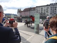 Luzern, jeder darf sich an den Flügel setzen und vor großem Auditorium spielen.