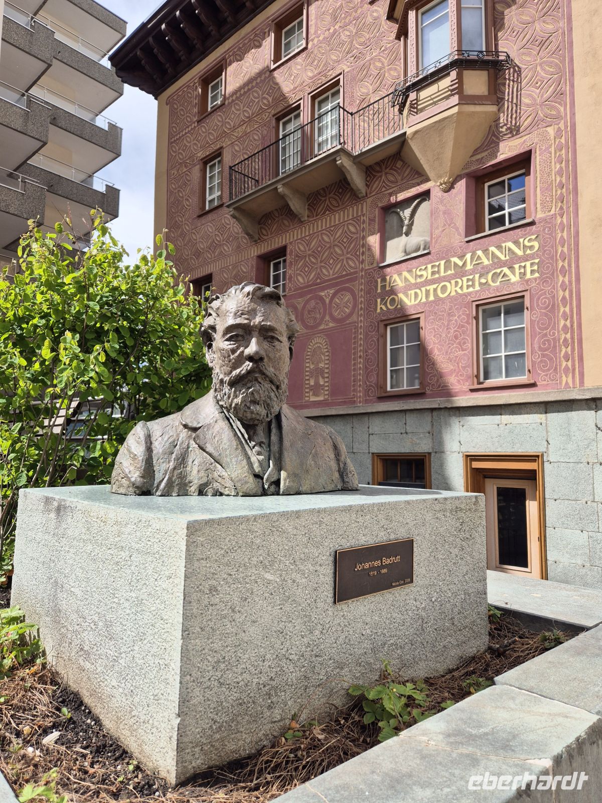 Tag 2 - St. Moritz - Hotelpionier Badrutt vor Engadiner Haus