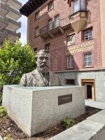 Tag 2 - St. Moritz - Hotelpionier Badrutt vor Engadiner Haus