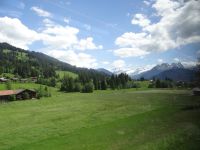 Eine Landschaft begleitet uns, die einen zur Ruhe bringt. Entschleunigung, auch dank der langsam fahrenden Expresszüge.