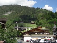 Die Bahntrasse führt durch den Jetsetort Gstaad.