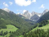 Grün, blau, weiß und ab und zu rote Bänke und die schöne Schweizer Fahne, eine Fahrharmonie.