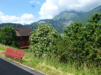 Die Bank lässt an dieser hübschen Bahnstation viele Reisende oder müde Wanderer vermuten.