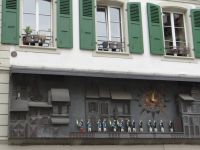 Lausanne, die Spieluhr auf dem Marktplatz öffnet zu jeder Stunde ihre Türen für den Figurenreigen.