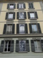 Lausanne, die Fenster in der Mitte sind aufgemalt.