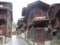 In einer Gasse von Zermatt stehen noch alle Schober.