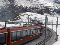 Die Gornergratbahn, moderne Züge, zweigleisig und Fahrten im 24-Minuten-Takt