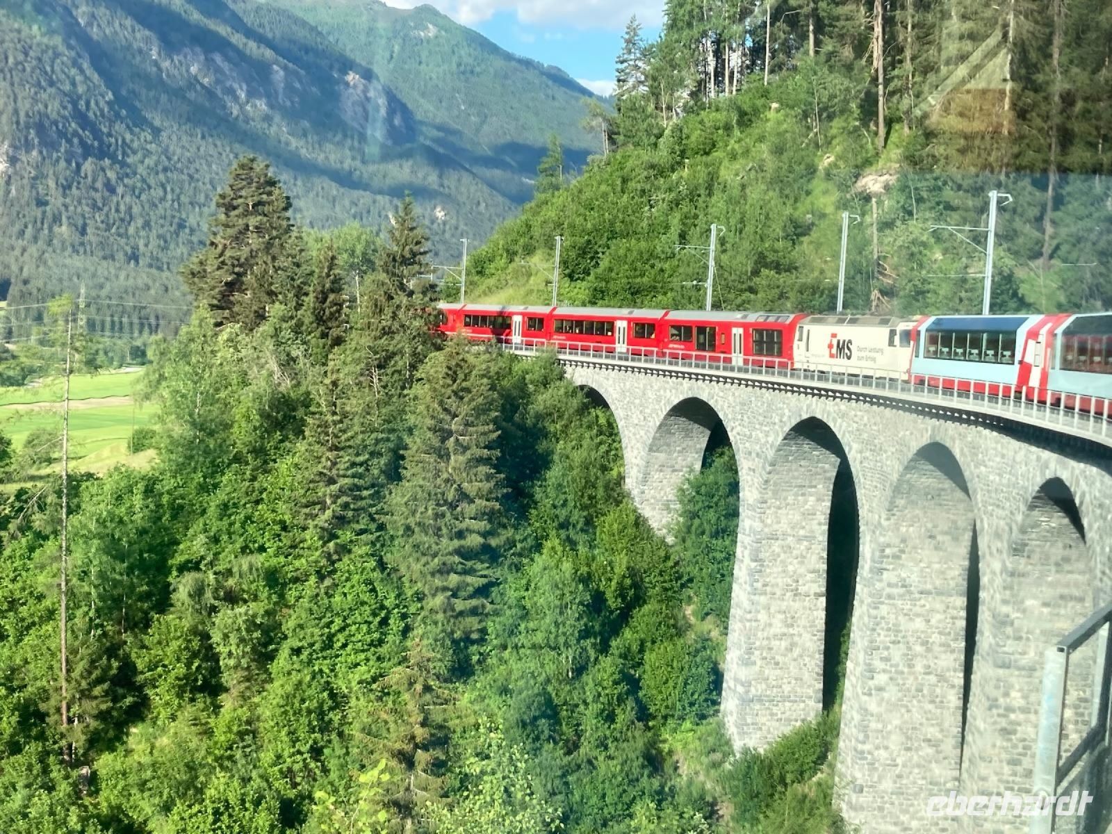 Tag 4 - Unser Glacier-Express auf dem Landwasserviadukt.jpg