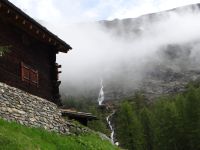 Mal ist hier, mal dort ein Wolkenloch.