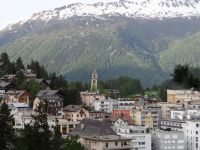 St. Moritz, der schiefe Turm ist einer der wenigen Sehenswürdigkeiten der Stadt und nicht das Einzige, was hier schief hängt.