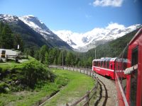 Der Morteratschgletscher liegt an der Strecke.