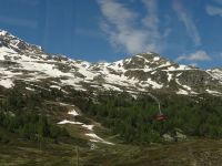 Eine große Handtasche schwebt hoch zum Piz Diavolezza.