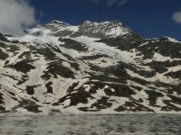 Das Muster am Berg wiederholt sich im Wasser.