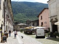Die Einwohner von Tirano machen es richtig und genießen ihr Mittagessen auf einem der schönen Plätze und wir müssen weiter.